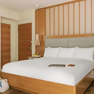 Zimmer mit Kingsize-Bett für Gäste mit Behinderungen