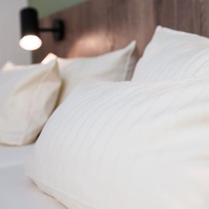 Kleines Zimmer mit Kingsize-Bett