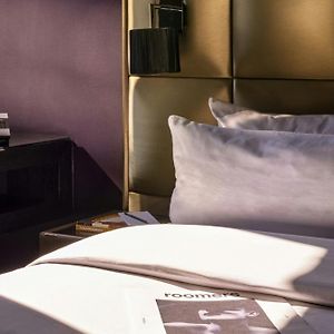 Kleines Zimmer mit Queensize-Bett