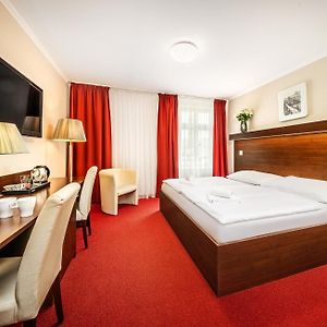 Zimmer mit Kingsize-Bett