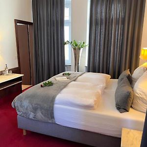 Standard Zimmer mit Kingsize-Bett