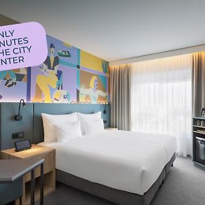 Zimmer mit Kingsize-Bett