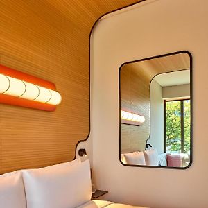 Zimmer mit Kingsize-Bett