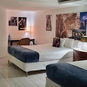 Zimmer mit Kingsize-Bett