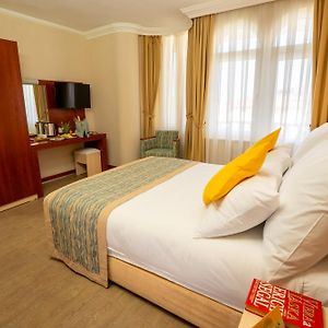 Zimmer mit Kingsize-Bett