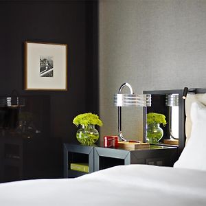 Zimmer mit Kingsize-Bett