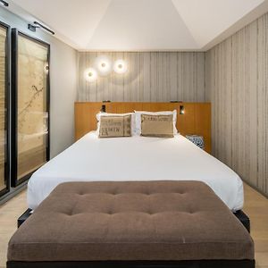 Zimmer mit Kingsize-Bett