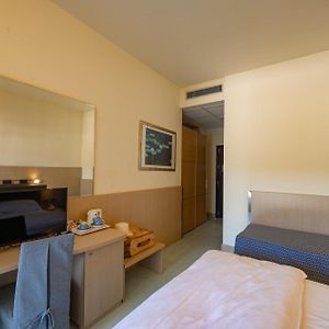 Zimmer mit Kingsize-Bett