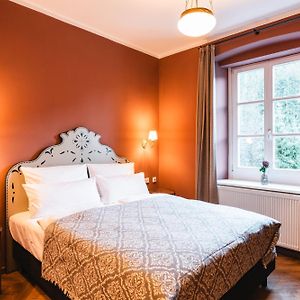 Zimmer mit Kingsize-Bett
