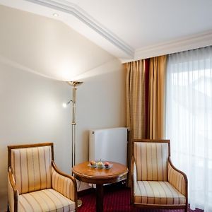 Zimmer mit Kingsize-Bett