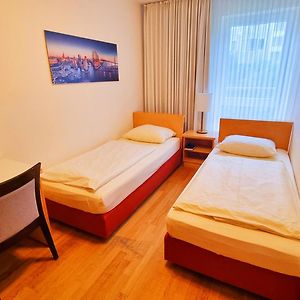 Großes Zimmer mit zwei Einzelbetten
