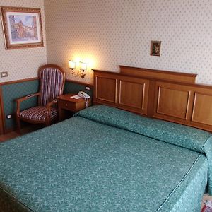 Zimmer mit Kingsize-Bett