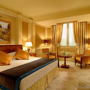 Zimmer mit Kingsize-Bett