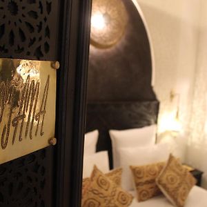 Zimmer mit Kingsize-Bett