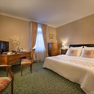 Zimmer mit Kingsize-Bett