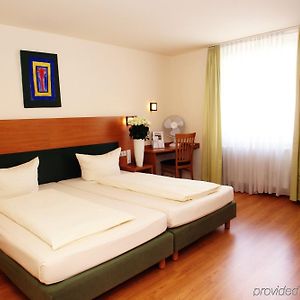 Zimmer mit Kingsize-Bett