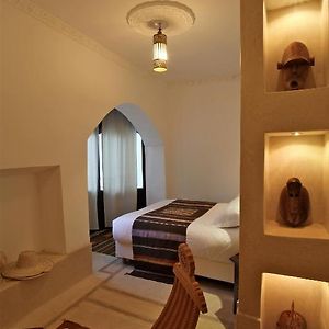 Zimmer mit Kingsize-Bett