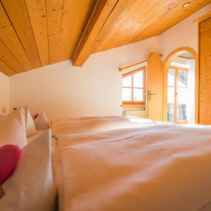 Großes Zimmer mit Kingsize-Bett