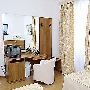 Zimmer mit Kingsize-Bett