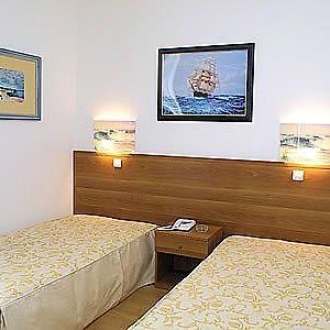 Zimmer mit zwei Einzelbetten
