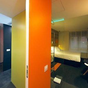 Zimmer mit Kingsize-Bett