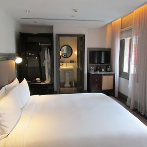 Zimmer mit Kingsize-Bett