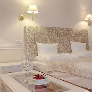 Zimmer mit Kingsize-Bett