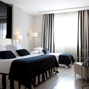 Zimmer mit Kingsize-Bett
