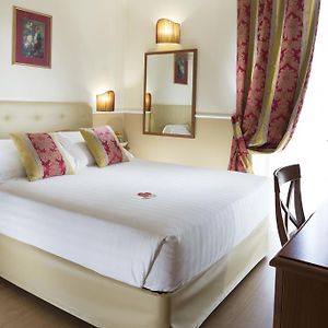 Kleines Zimmer mit Kingsize-Bett