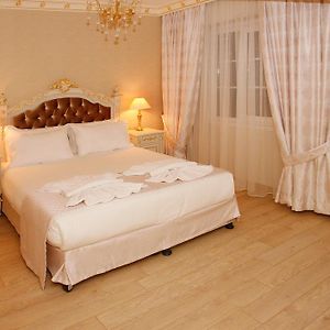 Zimmer mit Kingsize-Bett