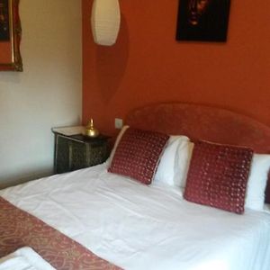 Zimmer mit Kingsize-Bett