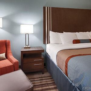 Zimmer mit Kingsize-Bett für Gäste mit Behinderungen