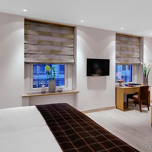 Zimmer mit Kingsize-Bett