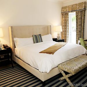 Suite mit Kingsize-Bett für Gäste mit Behinderungen