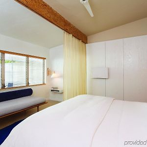 Mittelgroßes Zimmer mit Kingsize-Bett