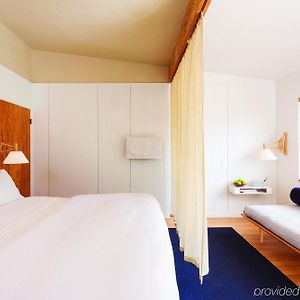 Großes Zimmer mit Kingsize-Bett