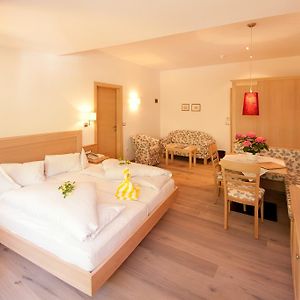 Standard Zimmer mit Kingsize-Bett