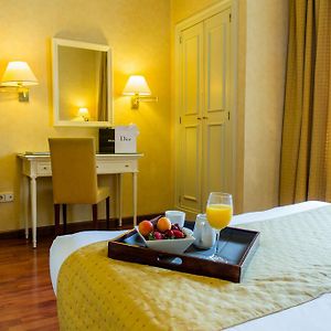 Zimmer mit Kingsize-Bett