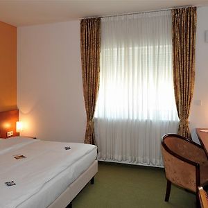 Standard Zimmer mit Kingsize-Bett