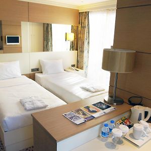 Zimmer mit Kingsize-Bett
