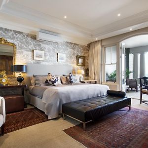 Zimmer mit Kingsize-Bett