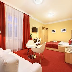 Zimmer mit Kingsize-Bett