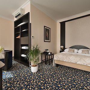 Zimmer mit Kingsize-Bett