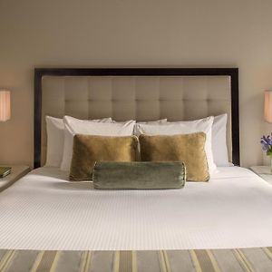 Zimmer mit Kingsize-Bett