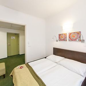 Zimmer mit Kingsize-Bett