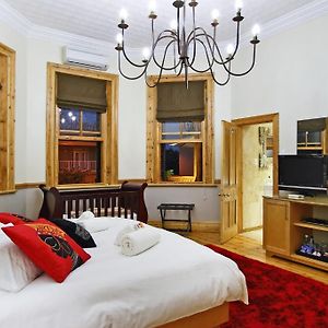Zimmer mit Kingsize-Bett