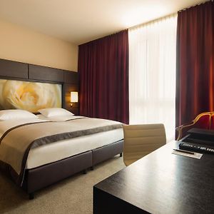 Zimmer mit Kingsize-Bett