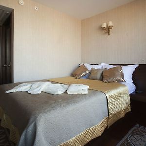 Zimmer mit Kingsize-Bett