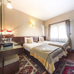 Zimmer mit Kingsize-Bett