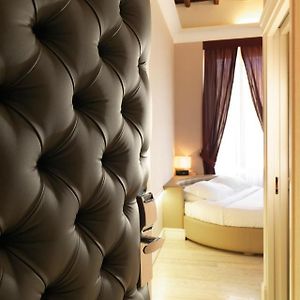 Zimmer mit Kingsize-Bett